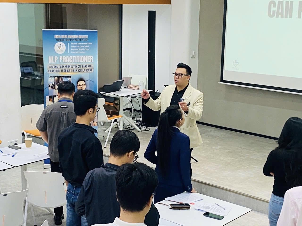 Coach Huy đào tạo tại hội trường